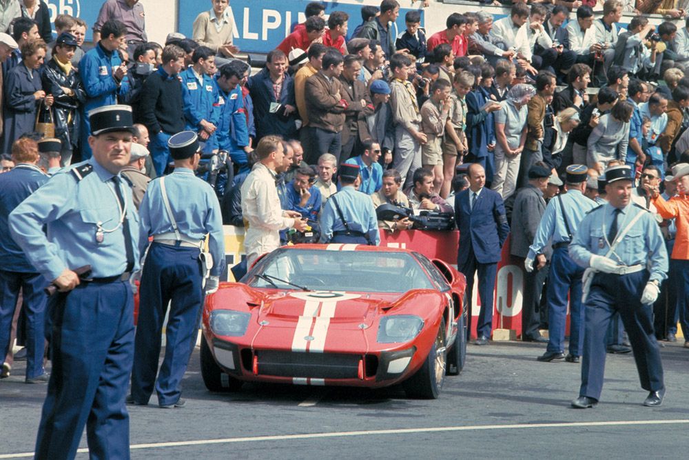 24 Hours Le Mans, Francja, 1966 r. Dan Gurney przygotowuje się do startu w wyścigu, który przyjdzie mu wygrać. 
