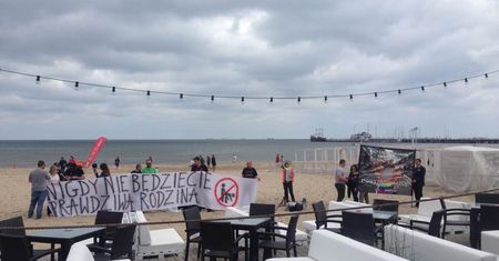 Protest narodowców przed lokalem szefa KOD. "Policja nie interweniuje"
