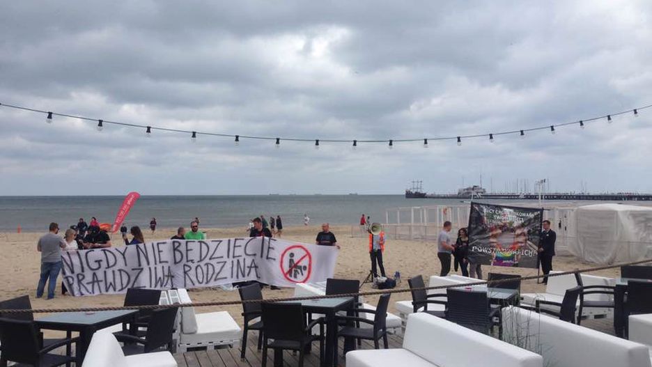 Protest narodowców przed lokalem Radomira Szumełdy