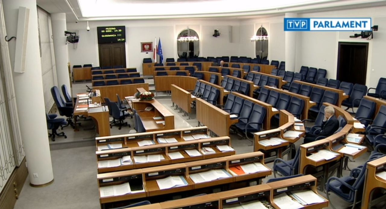 Sala na 100 osób, a senator Kogut siedzi sam. Parlamentarzyści podejmują trudną decyzją