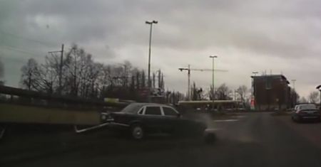 #dziejesiewmoto: poważna kolizja po najechaniu na krawężnik