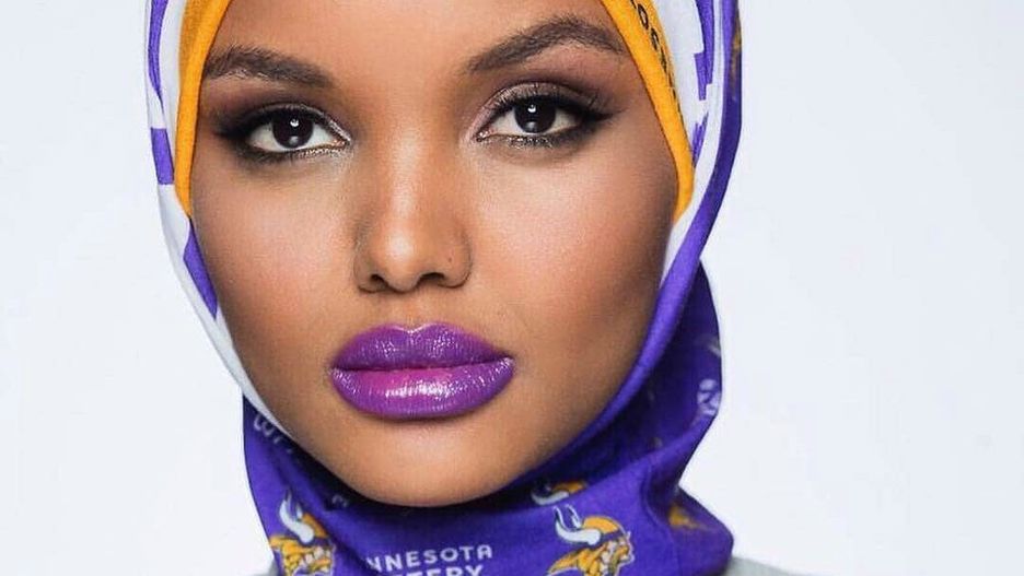 Halima Aden ma zaledwie 166 cm, czego nie można określić raczej mianem wzrostu wybiegowego. 