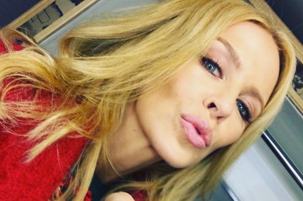 Kylie Minogue nago zasłonięta tylko gitarą. Ma 50 lat i wciąż zachwyca