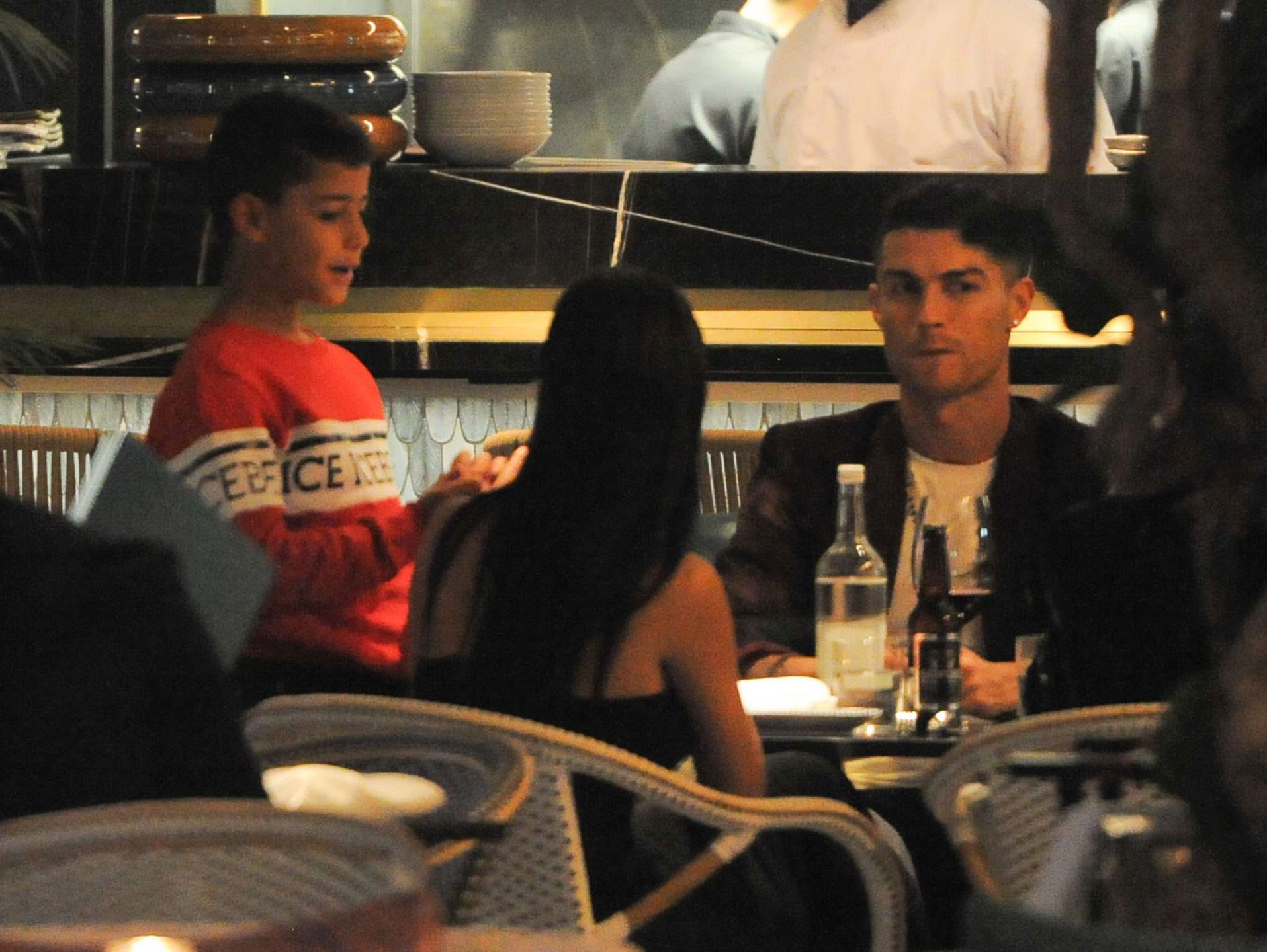 Cristiano Ronaldo i Georgina Rodriguez z Cristiano Ronaldem Juniorem na kolacji w Londynie