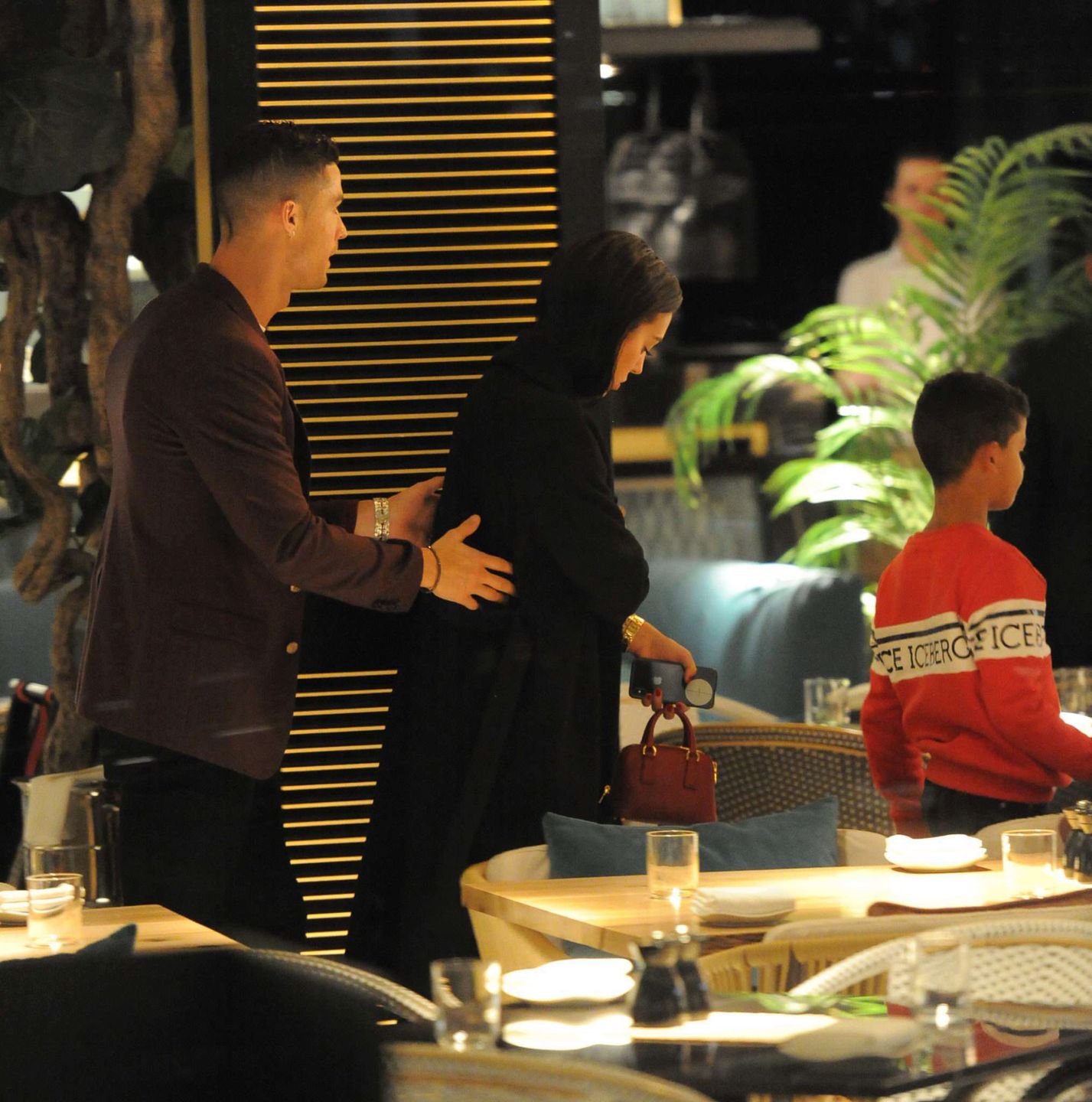 Cristiano Ronaldo i Georgina Rodriguez z Cristiano Ronaldem Juniorem na kolacji w Londynie