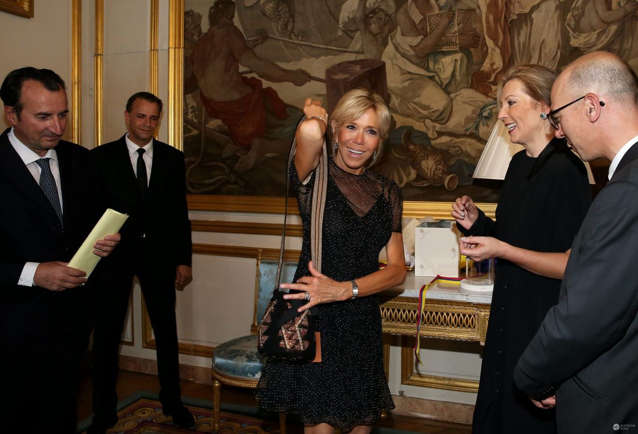 Brigitte Macron powitała Clemencię Rodriguez w czarnej mini