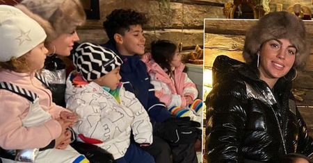 Ciężarna narzeczona Cristiano Ronaldo zabrała dzieci do Laponii. Fani patrzyli tylko na jej rosnący brzuszek