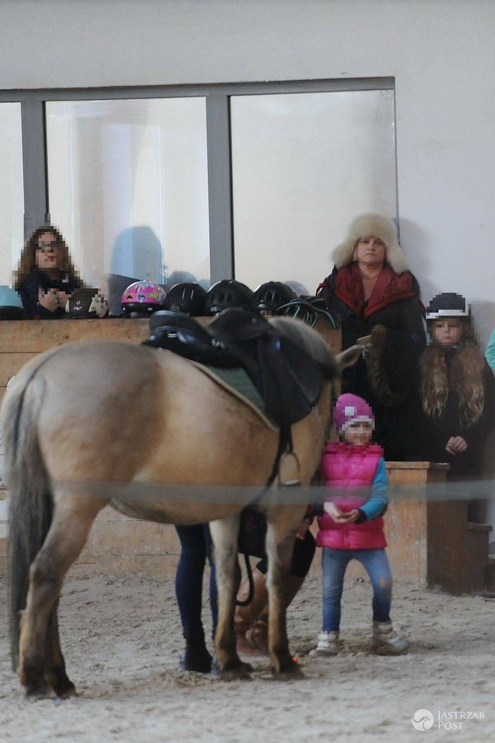 Katarzyna Figura z córkami na nauce jazdy konnej w Gdyni
