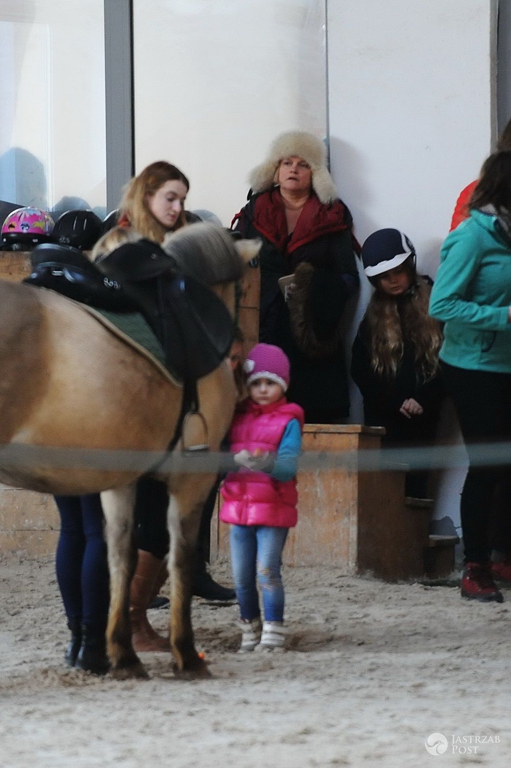 Katarzyna Figura z córkami na nauce jazdy konnej w Gdyni