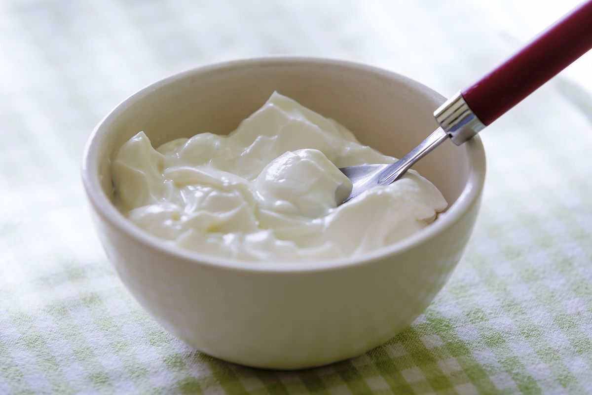 Dietetyczny hit. Czy warto jeść skyr zamiast jogurtu naturalnego?