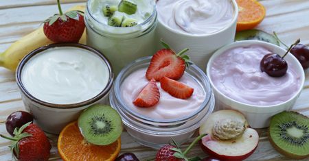Czy jogurt z owocami jest zdrowy? Obalamy mity