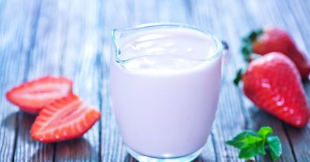 Jogurt naturalny, grecki i smakowy. Jaki rodzaj jogurtu wybrać?