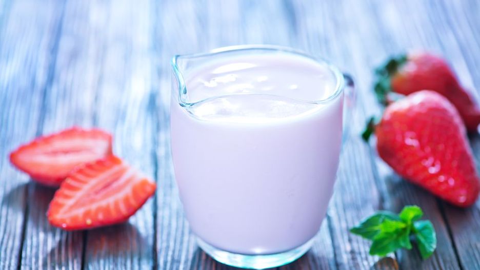 Jogurt naturalny idealnie komponuje się z owocami sezonowymi.