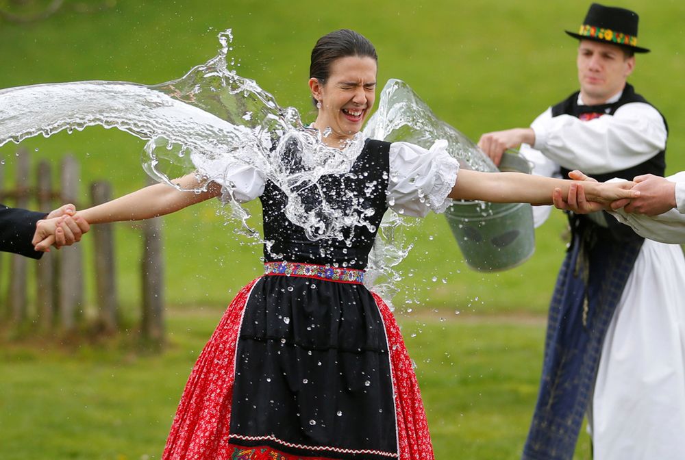 Węgrzy nie czekali na poniedziałek. Już się oblewają