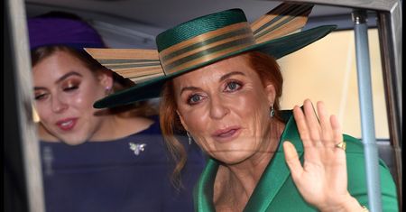 Sarah Ferguson i księżniczka Beatrycze na ślubie Eugenii. Jedna z nich skradła show