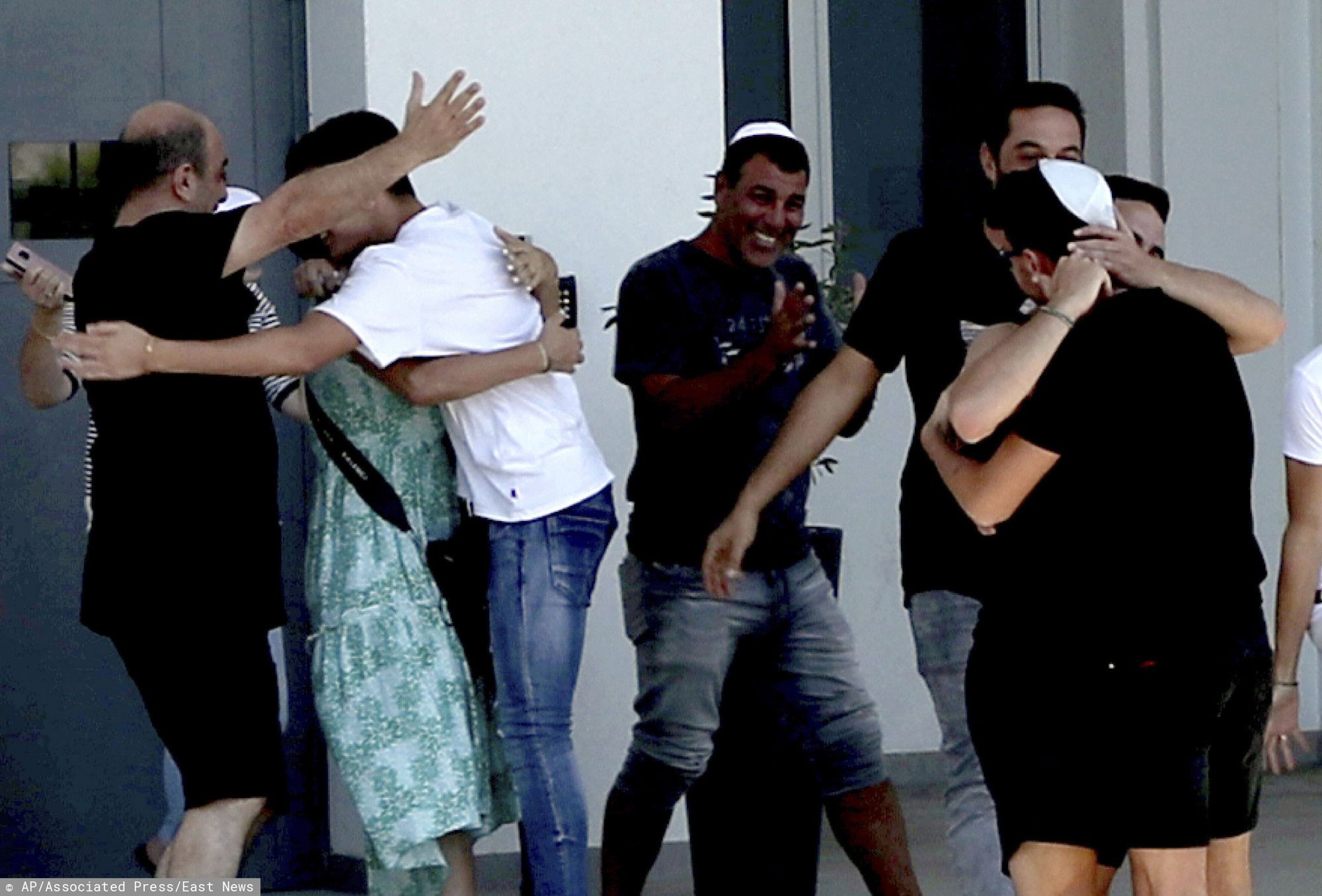 Oskarżeni Izraelczycy po uwolnieniu z aresztu. 