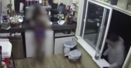 Wkradł się do lokalu, żeby zgwałcić baristkę. Policja pokazała przerażające wideo