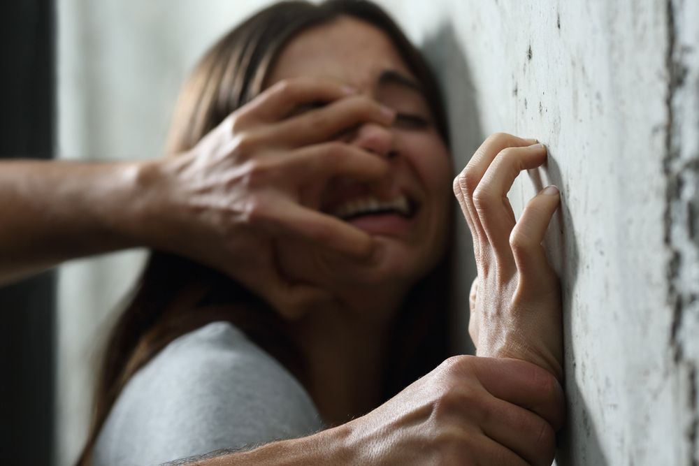 Patrzyła, jak partner gwałci jej 8-letnią córkę