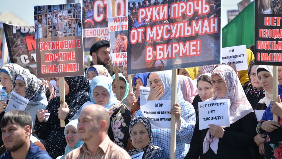 Protest w Groznym. "Ręce precz od muzułmanów w Birmie" - głosi jeden ze znaków.