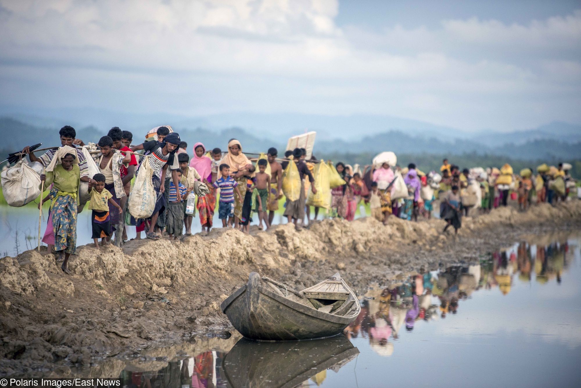 Rohindżowie przechodzący przez Whaikhyang (Cox's Bazar w Bangladeszu, niedaleko granicy z Birmą) 