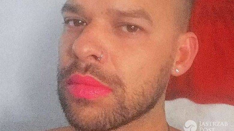Michał Piróg z czerwoną szminką na ustach (fot. Instagram)