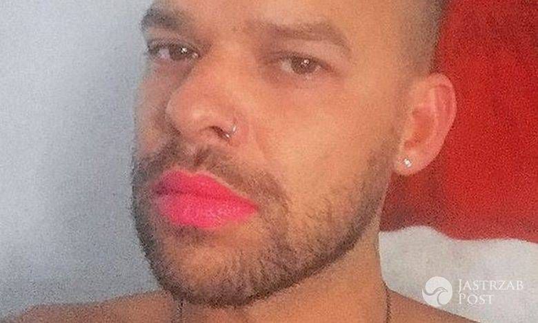 Michał Piróg z czerwoną szminką na ustach (fot. Instagram)