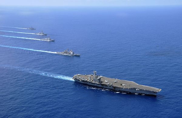 Grupa uderzeniowa z lotniskowcem USS Nimitz płynie na Bliski Wschód