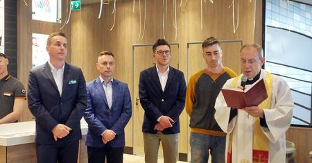 Ksiądz z Nakła święcił burgery. Wielkie otwarcie McDonald's