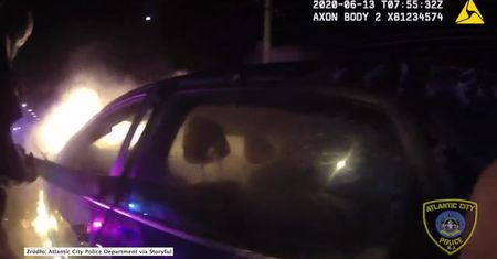 Policjanci wyciągnęli nieprzytomnego kierowcę z płonącego samochodu