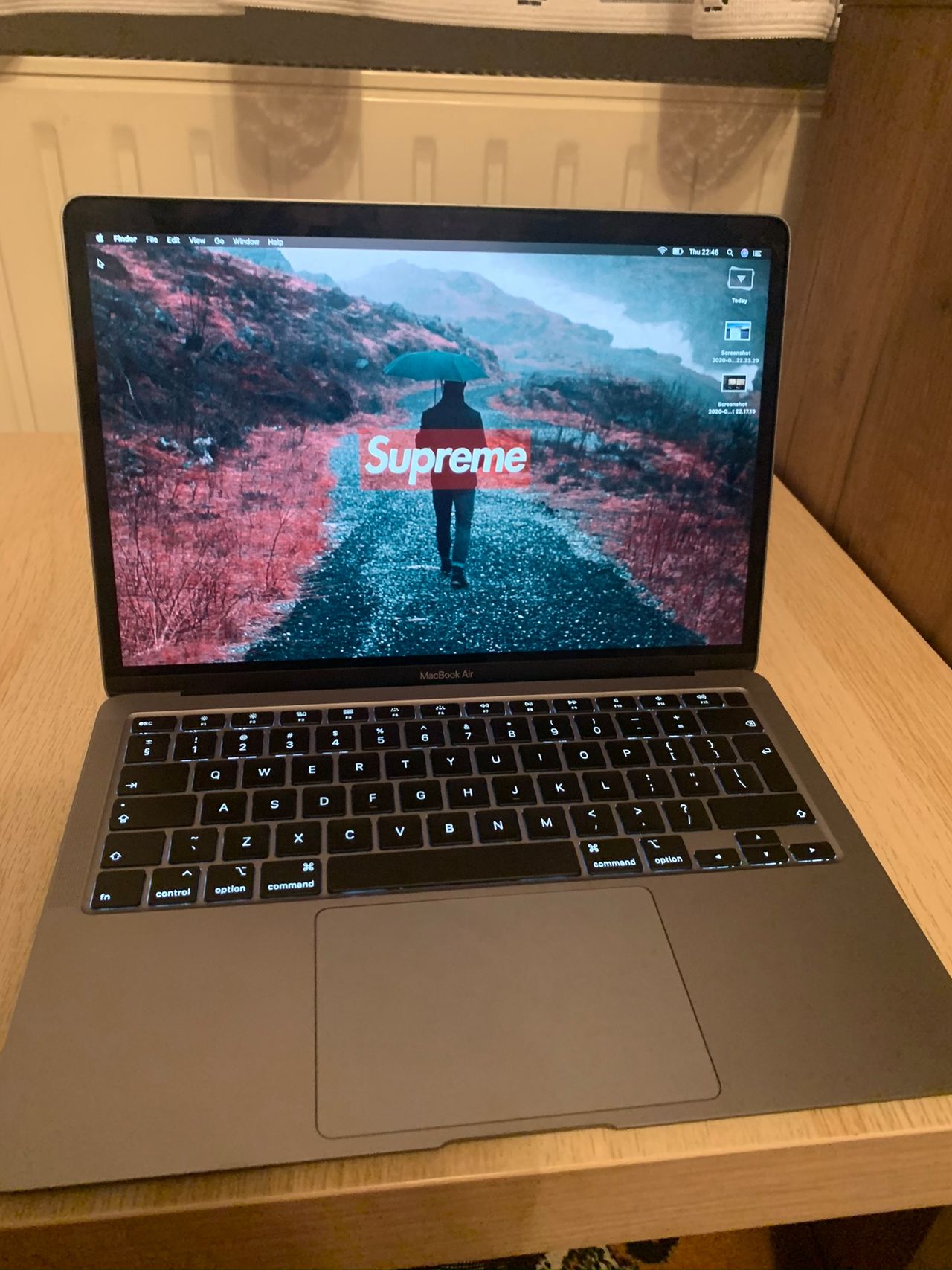 MacBook Air 2020 – recenzja laptopa i macOS okiem użytkownika Windowsa i Linuksa - Czy tapeta Supreme fituje ze stolikiem z Ikei? O to jest pytanie