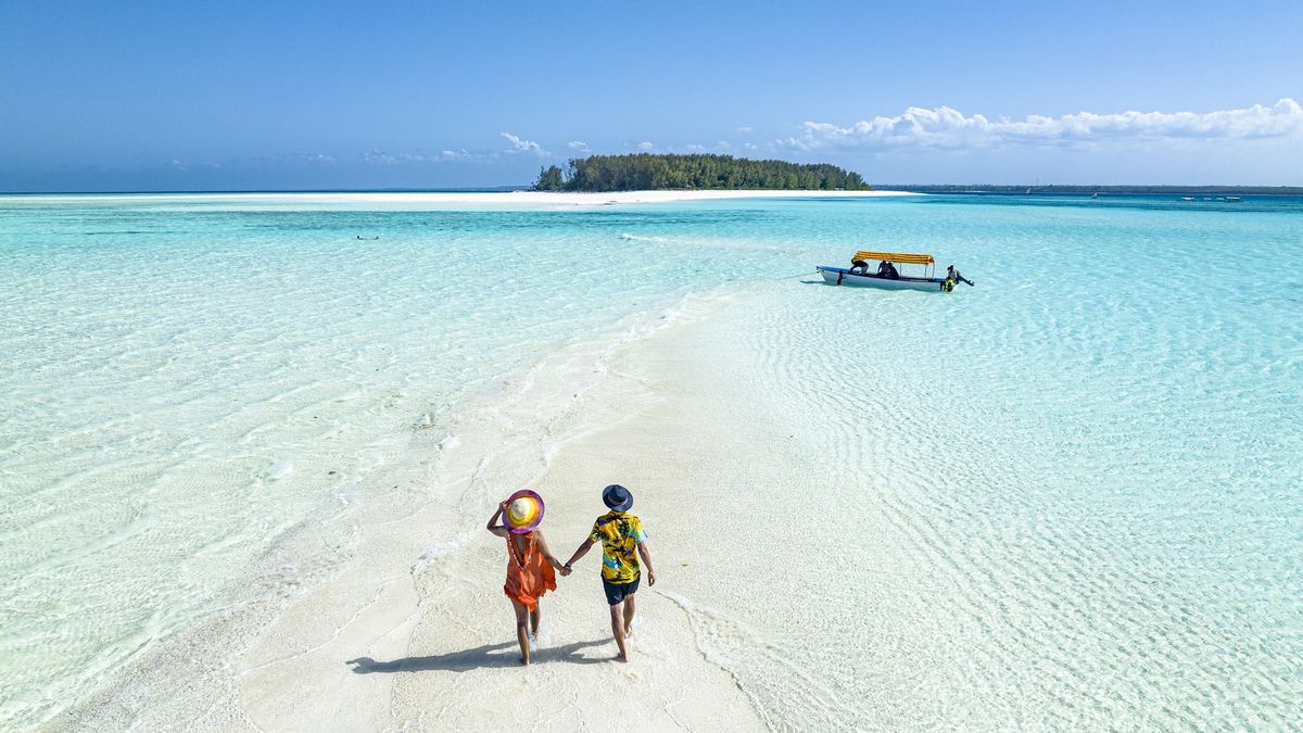 Overhead view of man and woman holding hands on idyllic beach
Roberto Moiola / Sysaworld