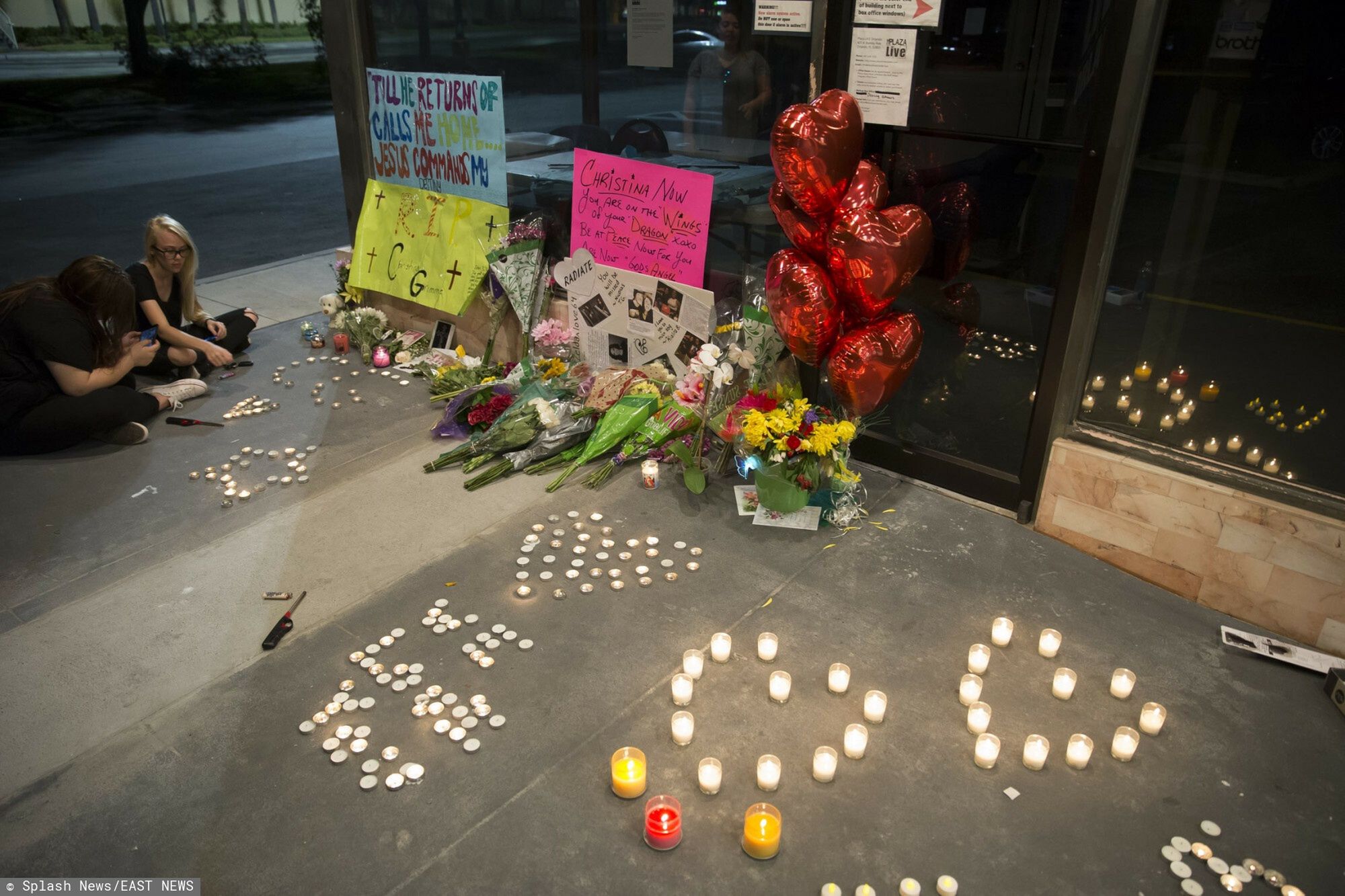 Christina Grimmie nie ?yjeMidnight candle lit vigil outside venue where singer Christina Grimmie was shot dead. Fans stayed late into the night lighting candles. The 22-year-old was murdered on Friday after performing as an opening act for band Before You Exit at The Plaza Live venue in Orlando, Florida. She died in the early hours of Saturday morning at nearby Orlando Regional Medical Center. Security Notices where visible by the doors banning concealed weapons in the venue. A letter was also posted on the door.Splash News