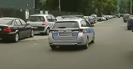 Policjant najpierw trąbił, a potem przepraszał. Nagranie z Krakowa robi furorę