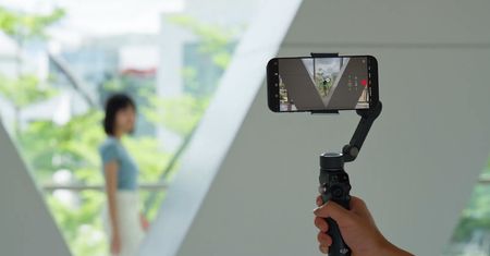DJI Osmo Mobile 8 oficjalnie. Gimbal z Apple DockKit, obrotem 360 stopni i mocniejszym magnesem