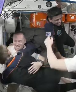 Uściski i wielka radość. Astronauci na ISS