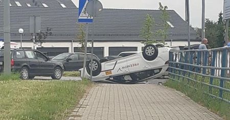 Wrocław. Dachowanie taksówki na Buforowej. Kierowcy nic się nie stało
