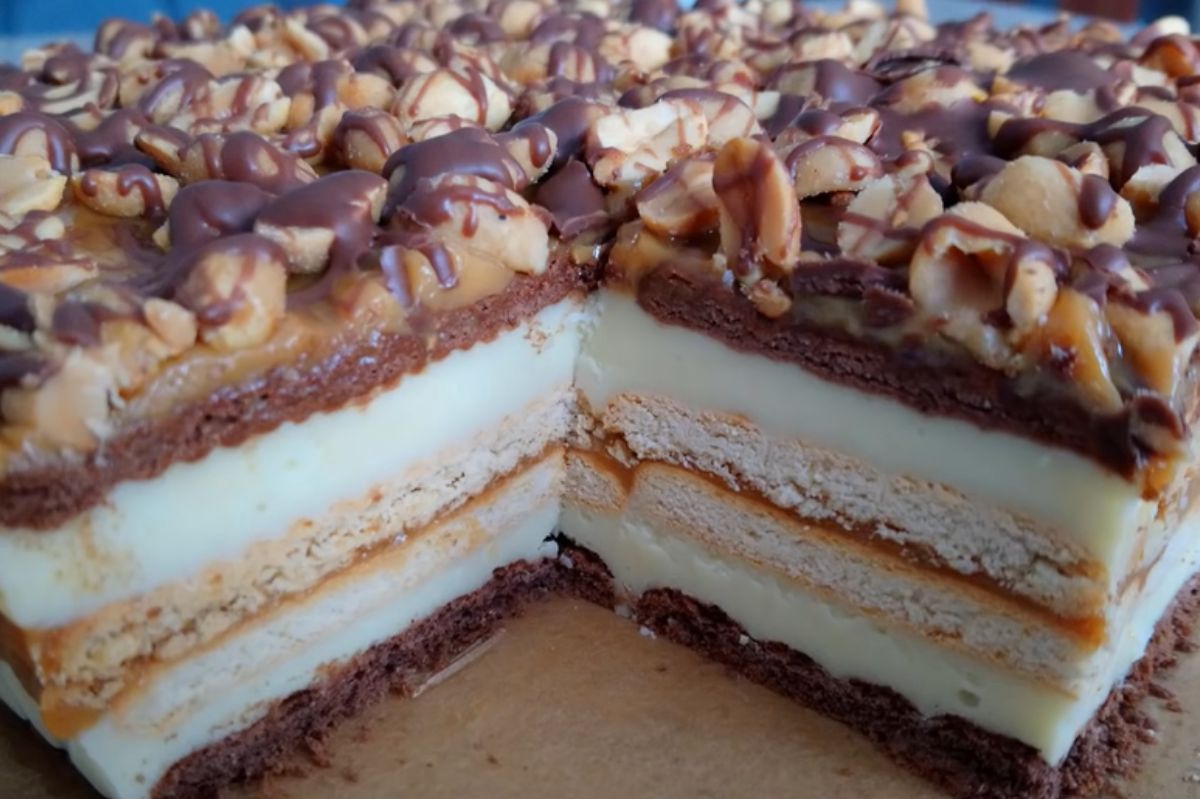 Ditch the holiday leftovers. This no-bake Snickers cake recipe is breaking popularity records