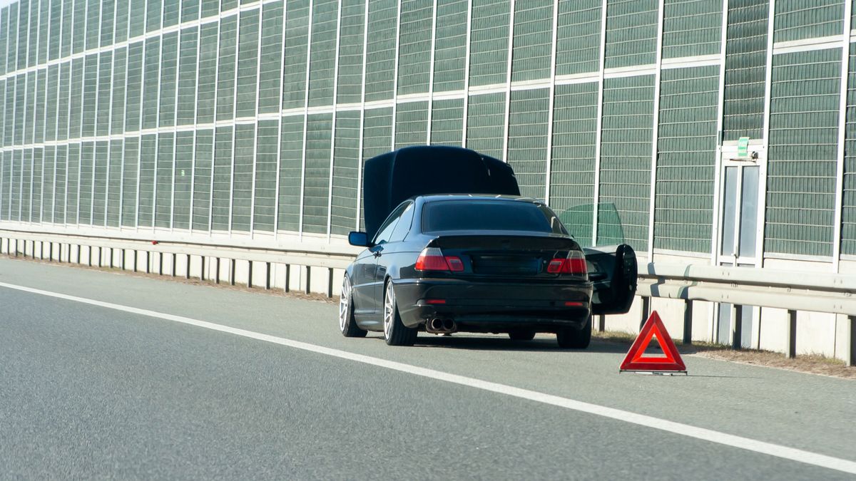 Poprawnie oznakowany pojazd, czyli nie jak na zdjęciu, może stać na pasie awaryjnym. Dlaczego więc jest taki, a nie inny mandat?