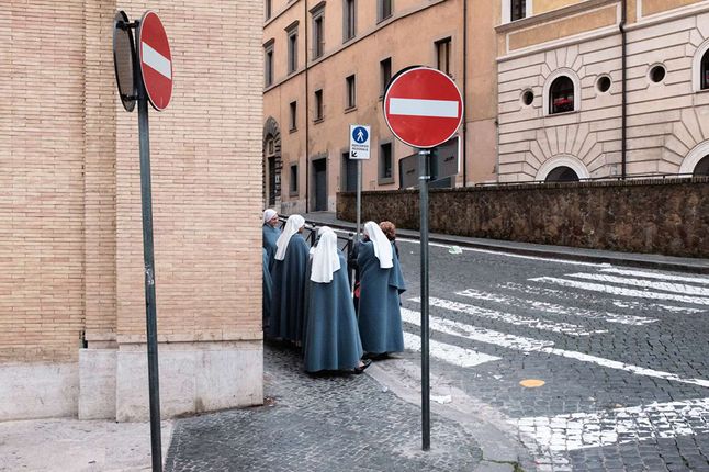 Nagroda „The Street Photographer” powędrowała w ręce Reuvena Halevi, pochodzącego z Norwegii, a mieszkającego we Włoszech. Podczas spaceru ze swoim Fuji X100T natknął się na grupę zakonnic, które idealnie zamknęły mu się między dwoma znakami zakazu wjazdu na roku Placu św. Piotra w Rzymie. Zdjęcie nazwał „Tylko dla zakonnic”, co faktycznie jest silnie wymowne, zwłaszcza w kontekście miejsce, gdzie została wykonana fotografia.