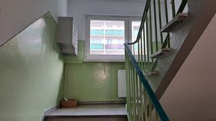Poznań: Wymienili lampy na klatce. Świeci się nawet w ciągu dnia