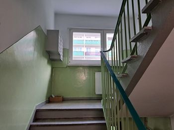 Poznań: Wymienili lampy na klatce. Świeci się nawet w ciągu dnia