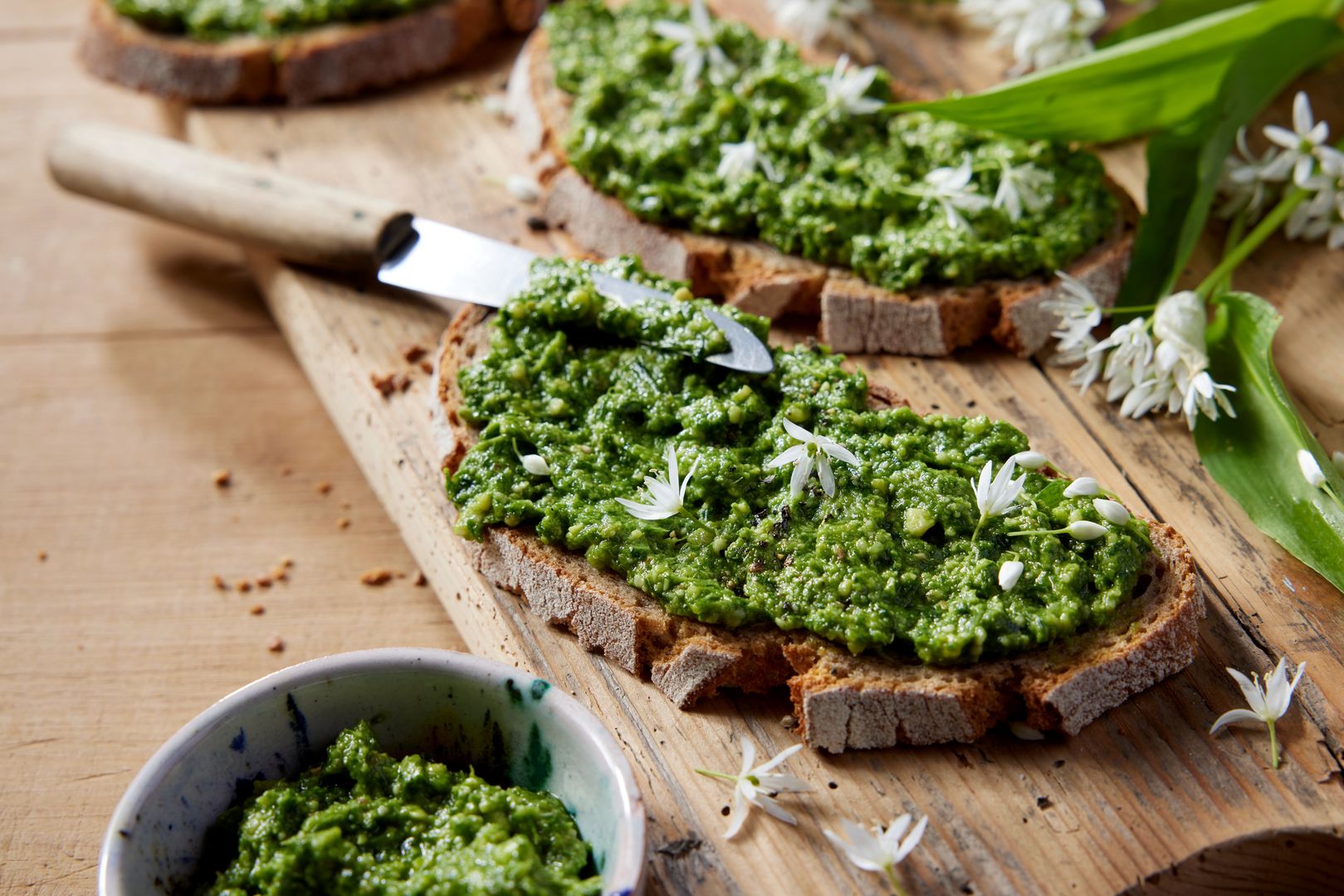 Pesto z czosnku niedźwiedziego na kromce świeżego pieczywa