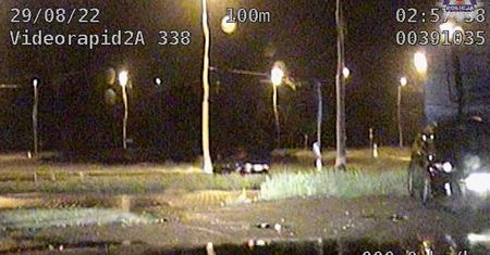 Kierowca BMW driftował na rondzie. Nie zauważył radiowozu, który na niego czekał w pobliskiej uliczce