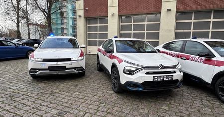 Państwowa Straż Pożarna odebrała nowe auta. To kolejne elektryki