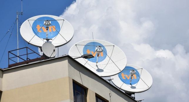 TVN dał zarobić Amerykanom. Wciąż stoi na reklamach