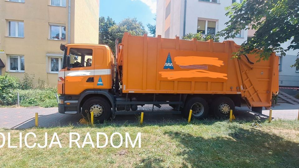 Według ustaleń policji śmieciarka przejechała po nogach 84-latki