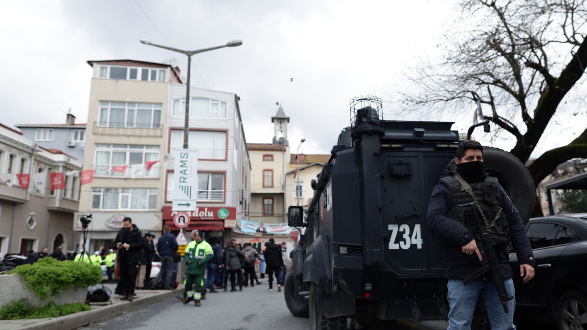 Turkish soldiers keep watch at the site of an attack on the Italian Santa Maria Church, in Istanbul, Turkey, 28 January 2024. Turkish Minister of Interior Ali Yerlikaya said at least one person died after two assailants launched an armed attack on the Santa Maria Church in Istanbul on 28 January. EPA/ERDEM SAHIN Dostawca: PAP/EPA.