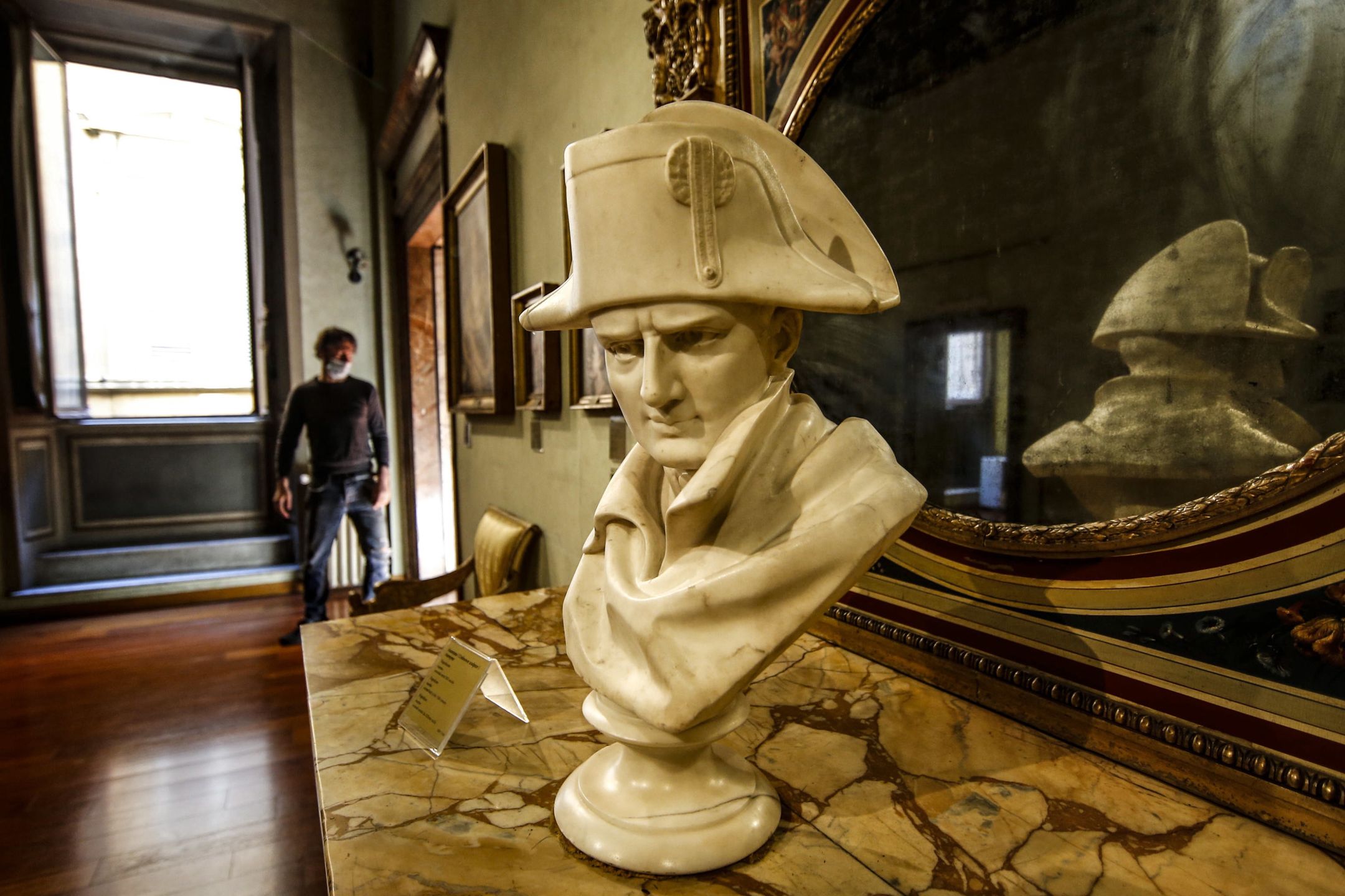 epa09178759 A bust of Napoleon is on display in a room of the Museo Napoleonico (Napoleonic Museum) where an exhibition, titled 'Napoleone ultimo atto. L'esilio, la morte, la memoria' (lit.: Napoleon's last act. Exile, death, memory) is held in Rome, Italy, 05 May 2021. The exhibit explores the events of the exile and death of the French military and political leader Napoleon Bonaparte (1769-1821) on the island of Sainte Helena on 05 May 1821. The show runs until 09 January 2022.  EPA/FABIO FRUSTACI Dostawca: PAP/EPA.