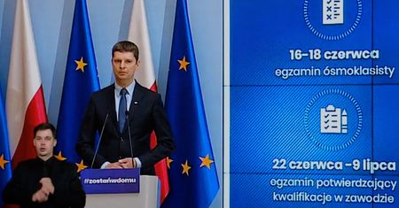 Matura 2020. Minister edukacji Dariusz Piontkowski o obowiązku maseczek dla uczniów