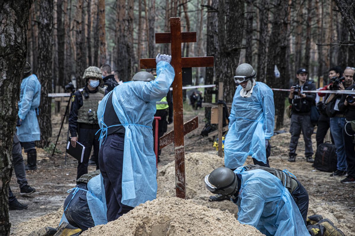 Світові лідери засуджують звірства російських військових в Ізюмі на Харківщині і закликають примусити Росію відповісти.(Photo by Metin Aktas/Anadolu Agency via Getty Images)